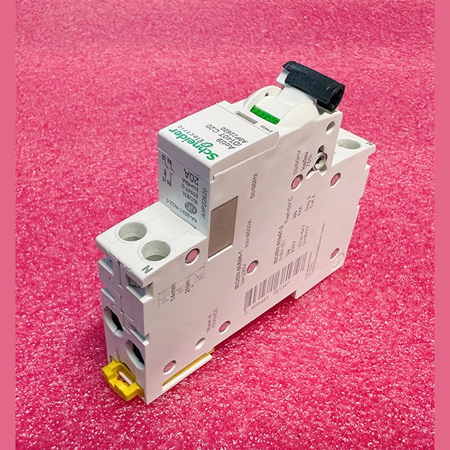 Автоматический выключатель Acti9 iDT40T 1P+N 20A хар-ка C 230VAC 6kA A9P22620 Schneider Electric