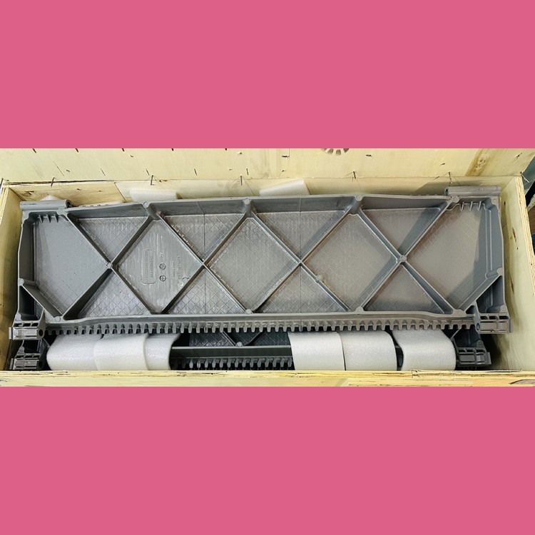 Паллета траволатора 606NCT 1000мм с крашенными желтыми линиями GAA26340C5 Otis